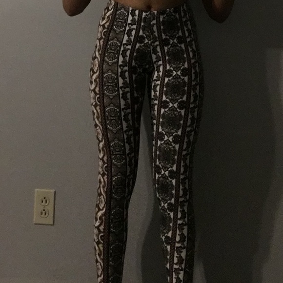Detailed Print Leggings - Picture 2 of 3